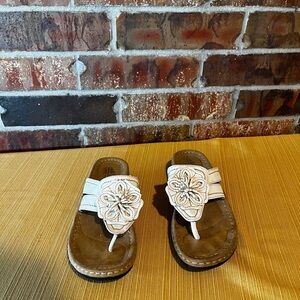 White Mountain Women’s Size:6 White Floral
slip on Sandals